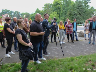 Dziennikarze i mieszkańcy gminy Szprotawa podczas uroczystego podpisania umowy na rozbudowę infrastruktury rowerowej w gminie Szprotawa - Velo Sprotavia.