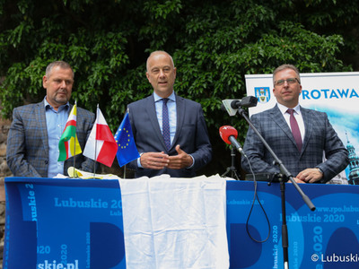 Członek zarządu woj. lubuskiego Marcin Jabłoński podpisał umowę na rozbudowę infrastruktury rowerowej w gminie Szprotawa - Velo Sprotavia.