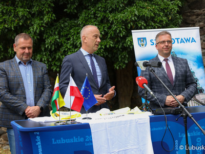 Członek zarządu woj. lubuskiego Marcin Jabłoński podpisał umowę na rozbudowę infrastruktury rowerowej w gminie Szprotawa - Velo Sprotavia.