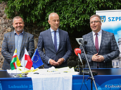 Członek zarządu woj. lubuskiego Marcin Jabłoński podpisał umowę na rozbudowę infrastruktury rowerowej w gminie Szprotawa - Velo Sprotavia.