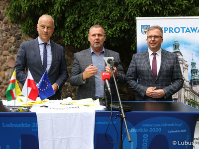 Członek zarządu woj. lubuskiego Marcin Jabłoński podpisał umowę na rozbudowę infrastruktury rowerowej w gminie Szprotawa - Velo Sprotavia.