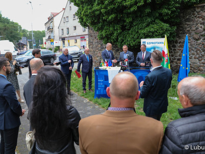Członek zarządu woj. lubuskiego Marcin Jabłoński podpisał umowę na rozbudowę infrastruktury rowerowej w gminie Szprotawa - Velo Sprotavia.