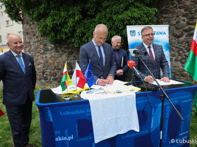 Członek zarządu woj. lubuskiego Marcin Jabłoński podpisał umowę na rozbudowę infrastruktury rowerowej w gminie Szprotawa - Velo Sprotavia.