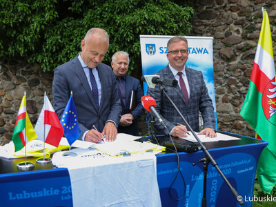 Członek zarządu woj. lubuskiego Marcin Jabłoński podpisał umowę na rozbudowę infrastruktury rowerowej w gminie Szprotawa - Velo Sprotavia.