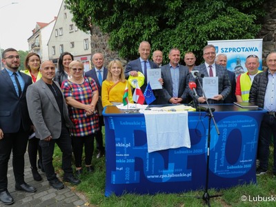 Członek zarządu woj. lubuskiego Marcin Jabłoński podpisał umowę na rozbudowę infrastruktury rowerowej w gminie Szprotawa - Velo Sprotavia.