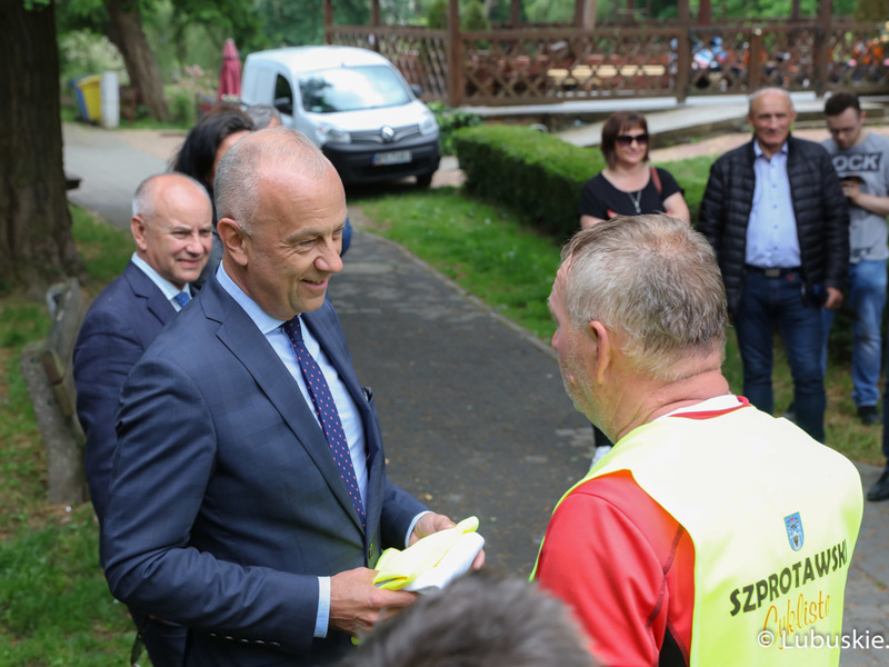 Członek zarządu woj. lubuskiego Marcin Jabłoński podpisał umowę na rozbudowę infrastruktury rowerowej w gminie Szprotawa - Velo Sprotavia.