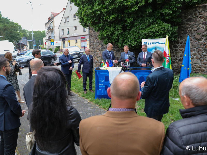 Członek zarządu woj. lubuskiego Marcin Jabłoński podpisał umowę na rozbudowę infrastruktury rowerowej w gminie Szprotawa - Velo Sprotavia.