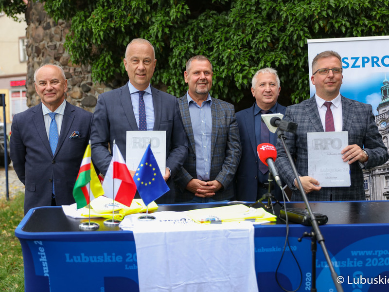 Członek zarządu woj. lubuskiego Marcin Jabłoński podpisał umowę na rozbudowę infrastruktury rowerowej w gminie Szprotawa - Velo Sprotavia.