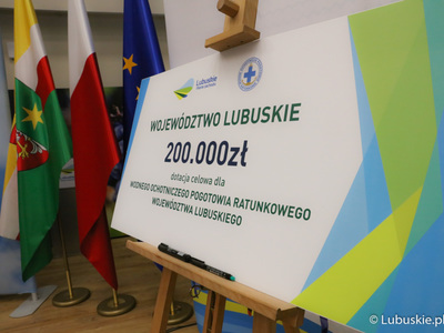 Symboliczny czek z dotacją Samorządu Województwa Lubuskiego dla lubuskiego WOPR