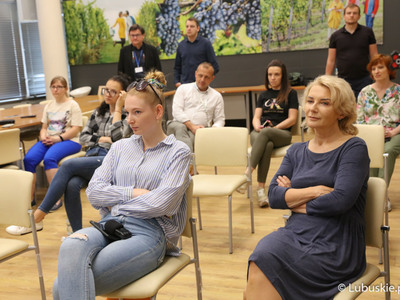 Uczestnicy konferencji prasowej dot. przekazania przez Samorząd Województwa Lubuskiego dotacji w wysokości 200 tysięcy złotych dla lubuskiego WOPR