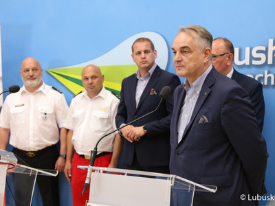 Były premier RP, Prezes Zarządu Głównego ZOSP RP Waldemar Pawlak (przy mównicy) podczas konferencji prasowej dot. przekazania przez Samorząd Województwa Lubuskiego dotacji w wysokości 200 tysięcy złotych dla lubuskiego WOPR