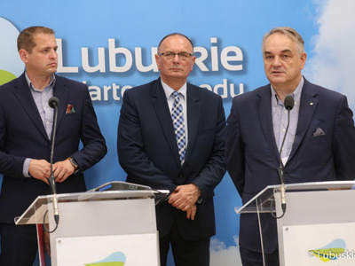 Były premier RP, Prezes Zarządu Głównego ZOSP RP Waldemar Pawlak (przy mównicy) podczas konferencji prasowej dot. przekazania przez Samorząd Województwa Lubuskiego dotacji w wysokości 200 tysięcy złotych dla lubuskiego WOPR