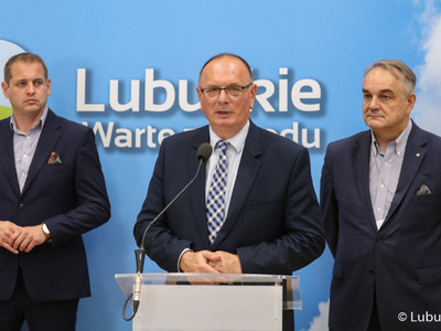 Wicemarszałek Stanisław Tomczyszyn (przy mównicy) podczas konferencji prasowej dot. przekazania przez Samorząd Województwa Lubuskiego dotacji w wysokości 200 tysięcy złotych dla lubuskiego WOPR