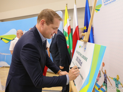 Wicemarszałek Łukasz Porycki podpisuje symboliczny czek z dotacją dla lubuskiego WOPR 