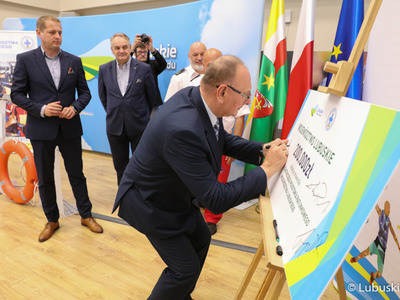 Wicemarszałek Stanisław Tomczyszyn podpisuje symboliczny czek z dotacją dla lubuskiego WOPR