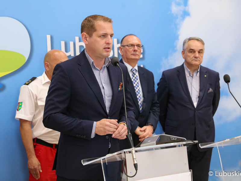 Wicemarszałek Łukasz Porycki (przy mównicy) podczas konferencji prasowej dot. przekazania przez Samorząd Województwa Lubuskiego dotacji w wysokości 200 tysięcy złotych dla lubuskiego WOPR
