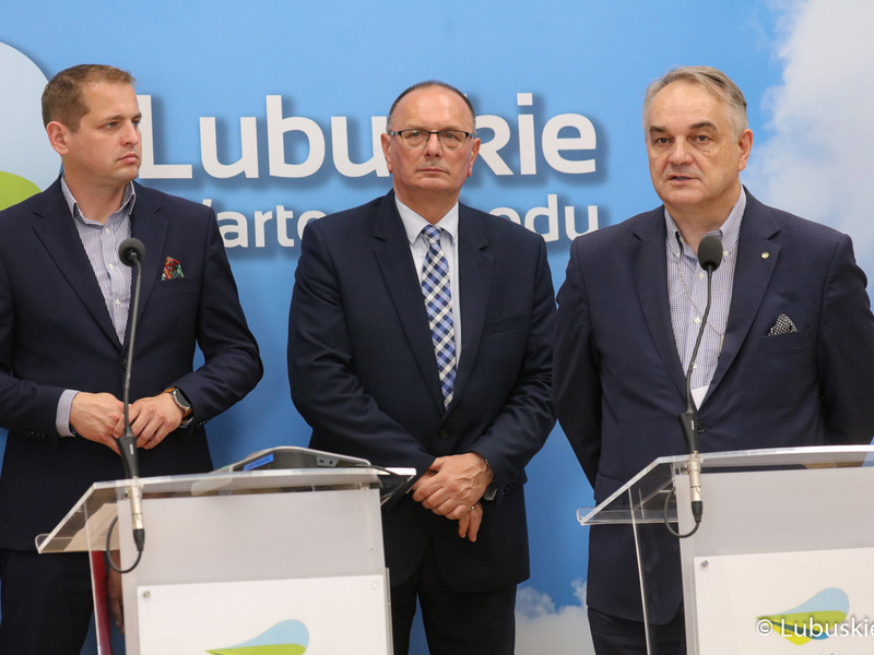 Były premier RP, Prezes Zarządu Głównego ZOSP RP Waldemar Pawlak (przy mównicy) podczas konferencji prasowej dot. przekazania przez Samorząd Województwa Lubuskiego dotacji w wysokości 200 tysięcy złotych dla lubuskiego WOPR