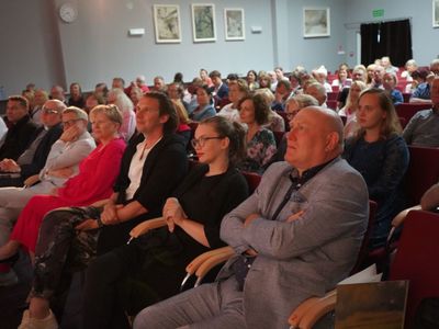 8(11). Kozzi Film Festiwal 2022. Gala w Bibliotece Norwida w Zielonej Górze. Wśród fundatorów festiwalowych statuetek byli Marszałek Województwa Lubuskiego Elżbieta Anna Polak i przewodniczący Sejmiku Województwa Lubuskiego Wacław Maciuszonek, który wręczał też laury podczas poniedziałkowej gali.