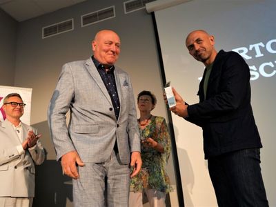 8(11). Kozzi Film Festiwal 2022. Gala w Bibliotece Norwida w Zielonej Górze. Wśród fundatorów festiwalowych statuetek byli Marszałek Województwa Lubuskiego Elżbieta Anna Polak i przewodniczący Sejmiku Województwa Lubuskiego Wacław Maciuszonek, który wręczał też laury podczas poniedziałkowej gali.