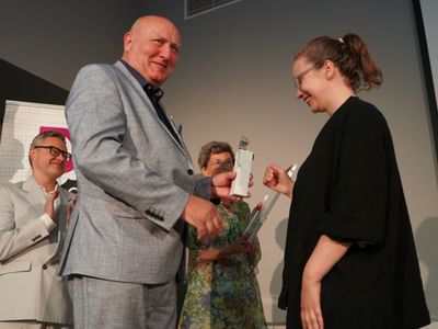8(11). Kozzi Film Festiwal 2022. Gala w Bibliotece Norwida w Zielonej Górze. Wśród fundatorów festiwalowych statuetek byli Marszałek Województwa Lubuskiego Elżbieta Anna Polak i przewodniczący Sejmiku Województwa Lubuskiego Wacław Maciuszonek, który wręczał też laury podczas poniedziałkowej gali.
