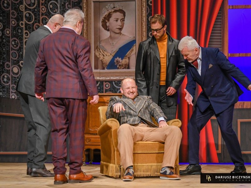 „Człowiek dwóch szefów” Richarda Beana to uwspółcześniona wersja „Sługi dwóch panów” Carla Goldoniego. Spektakl wyreżyserował w Lubuskim Teatrze Tomasz Dutkiewicz. Zielonogórska premiera: 14 maja 2022 r.