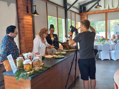 Gości zaproszonych na ,,Rarytas w Dąbiu. Leśne opowieści” szefowa kuchni Małgorzata Sadowska zabrała w leśną podróż wśród smaków kulinarnych na bazie dziczyzny, kiszonek, warzyw i ziół. 