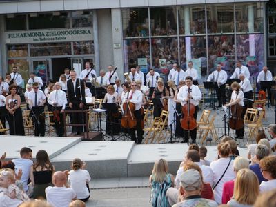 18 czerwca 2022 r. Koncert promenadowy artystów Filharmonii Zielonogórskiej. Zabrzmiała muzyka filmowa. Orkiestrą Symfoniczną Filharmonii Zielonogórskiej dyrygował gościnnie Łukasz Hermanowicz. Na finał były wielkie brawa i bisy. 