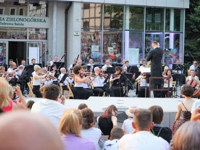 18 czerwca 2022 r. Koncert promenadowy artystów Filharmonii Zielonogórskiej. Zabrzmiała muzyka filmowa. Orkiestrą Symfoniczną Filharmonii Zielonogórskiej dyrygował gościnnie Łukasz Hermanowicz. Na finał były wielkie brawa i bisy. 