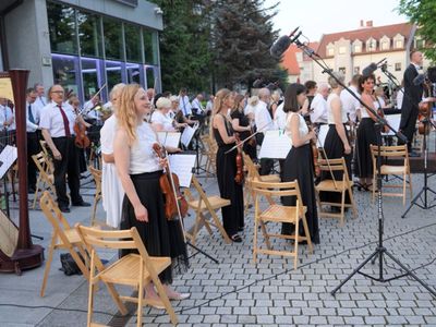 18 czerwca 2022 r. Koncert promenadowy artystów Filharmonii Zielonogórskiej. Zabrzmiała muzyka filmowa. Orkiestrą Symfoniczną Filharmonii Zielonogórskiej dyrygował gościnnie Łukasz Hermanowicz. Na finał były wielkie brawa i bisy. 