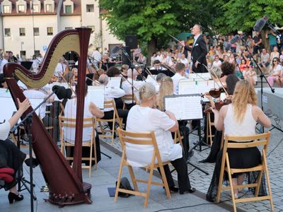 18 czerwca 2022 r. Koncert promenadowy artystów Filharmonii Zielonogórskiej. Zabrzmiała muzyka filmowa. Orkiestrą Symfoniczną Filharmonii Zielonogórskiej dyrygował gościnnie Łukasz Hermanowicz. Na finał były wielkie brawa i bisy. 