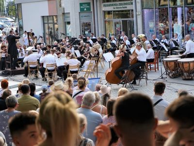 18 czerwca 2022 r. Koncert promenadowy artystów Filharmonii Zielonogórskiej. Zabrzmiała muzyka filmowa. Orkiestrą Symfoniczną Filharmonii Zielonogórskiej dyrygował gościnnie Łukasz Hermanowicz. Na finał były wielkie brawa i bisy. 