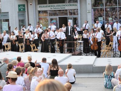 18 czerwca 2022 r. Koncert promenadowy artystów Filharmonii Zielonogórskiej. Zabrzmiała muzyka filmowa. Orkiestrą Symfoniczną Filharmonii Zielonogórskiej dyrygował gościnnie Łukasz Hermanowicz. Na finał były wielkie brawa i bisy. 