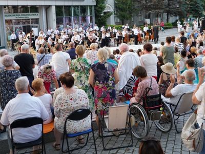18 czerwca 2022 r. Koncert promenadowy artystów Filharmonii Zielonogórskiej. Zabrzmiała muzyka filmowa. Orkiestrą Symfoniczną Filharmonii Zielonogórskiej dyrygował gościnnie Łukasz Hermanowicz. Na finał były wielkie brawa i bisy. 