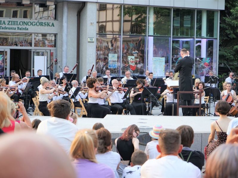 18 czerwca 2022 r. Koncert promenadowy artystów Filharmonii Zielonogórskiej. Zabrzmiała muzyka filmowa. Orkiestrą Symfoniczną Filharmonii Zielonogórskiej dyrygował gościnnie Łukasz Hermanowicz. Na finał były wielkie brawa i bisy.
