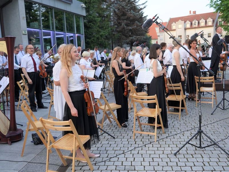 18 czerwca 2022 r. Koncert promenadowy artystów Filharmonii Zielonogórskiej. Zabrzmiała muzyka filmowa. Orkiestrą Symfoniczną Filharmonii Zielonogórskiej dyrygował gościnnie Łukasz Hermanowicz. Na finał były wielkie brawa i bisy.