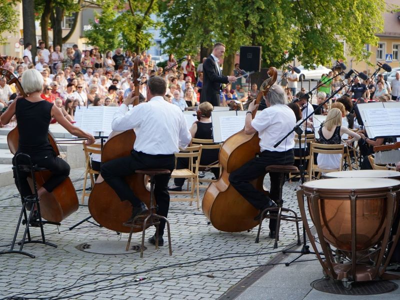 18 czerwca 2022 r. Koncert promenadowy artystów Filharmonii Zielonogórskiej. Zabrzmiała muzyka filmowa. Orkiestrą Symfoniczną Filharmonii Zielonogórskiej dyrygował gościnnie Łukasz Hermanowicz. Na finał były wielkie brawa i bisy.