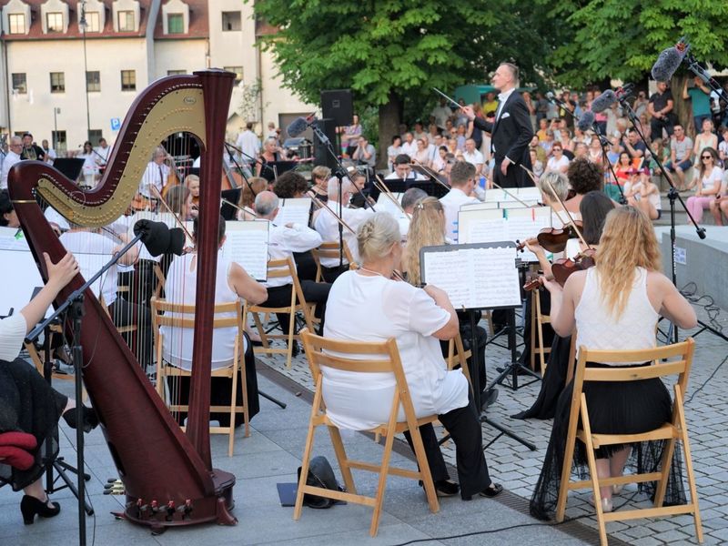 18 czerwca 2022 r. Koncert promenadowy artystów Filharmonii Zielonogórskiej. Zabrzmiała muzyka filmowa. Orkiestrą Symfoniczną Filharmonii Zielonogórskiej dyrygował gościnnie Łukasz Hermanowicz. Na finał były wielkie brawa i bisy.