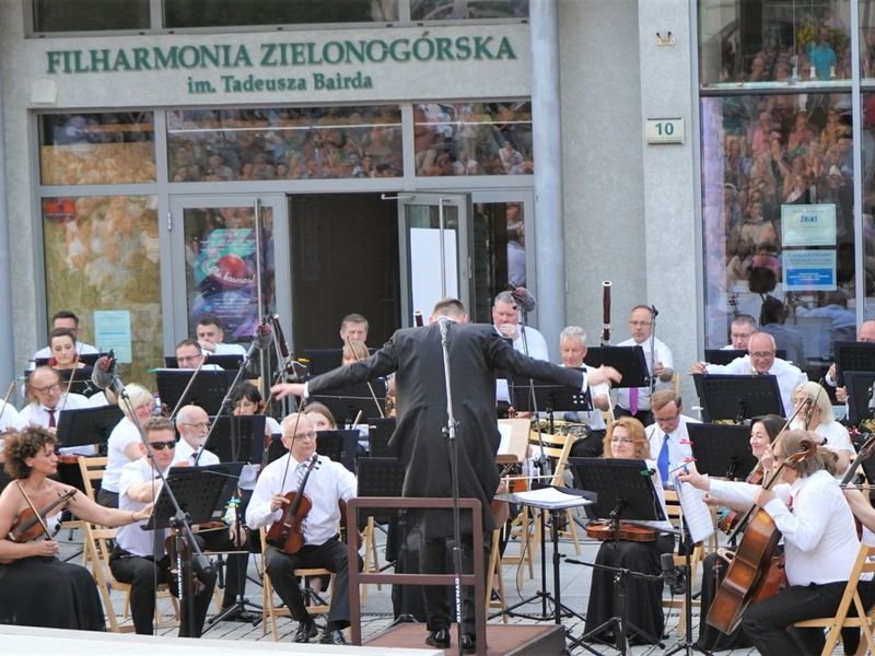 18 czerwca 2022 r. Koncert promenadowy artystów Filharmonii Zielonogórskiej. Zabrzmiała muzyka filmowa. Orkiestrą Symfoniczną Filharmonii Zielonogórskiej dyrygował gościnnie Łukasz Hermanowicz. Na finał były wielkie brawa i bisy.