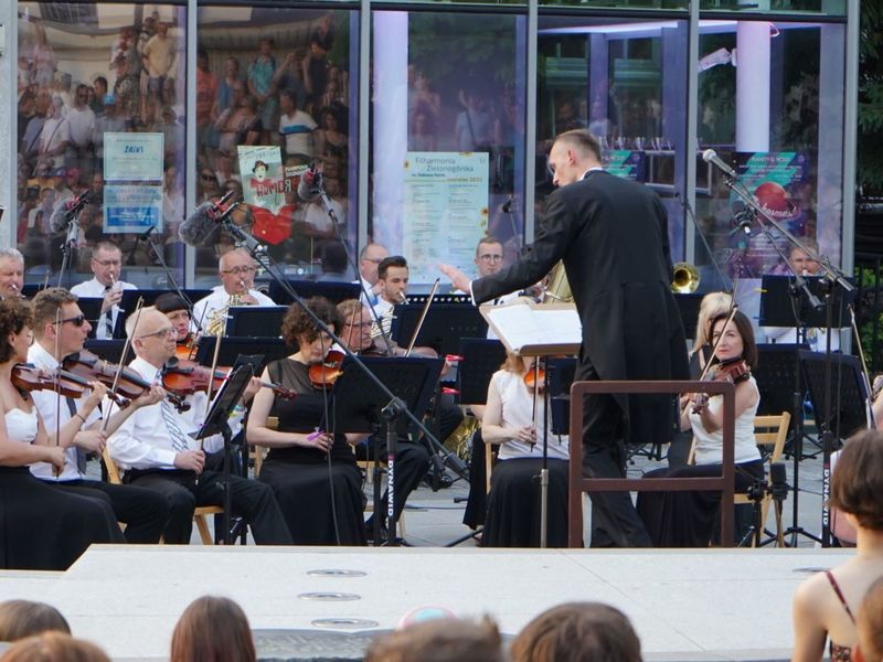 18 czerwca 2022 r. Koncert promenadowy artystów Filharmonii Zielonogórskiej. Zabrzmiała muzyka filmowa. Orkiestrą Symfoniczną Filharmonii Zielonogórskiej dyrygował gościnnie Łukasz Hermanowicz. Na finał były wielkie brawa i bisy.