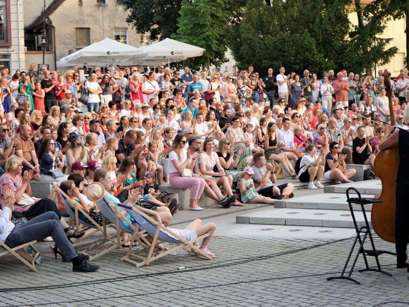 18 czerwca 2022 r. Koncert promenadowy artystów Filharmonii Zielonogórskiej. Zabrzmiała muzyka filmowa. Orkiestrą Symfoniczną Filharmonii Zielonogórskiej dyrygował gościnnie Łukasz Hermanowicz. Na finał były wielkie brawa i bisy.