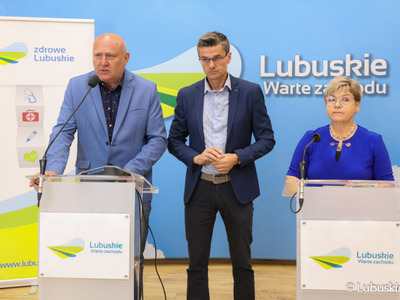 Przewodniczący Sejmiku Województwa Lubuskiego Wacław Maciuszonek, radna Województwa Lubuskiego, przewodnicząca Komisji Zdrowia, Rodziny i Spraw Społecznych Anna Chinalska oraz radny wojewdzki Sebastian Ciemnoczołowski na konferencji prasowej dot. opinii lubuskiego samorządu ws. planowanej reformy ochrony zdrowia