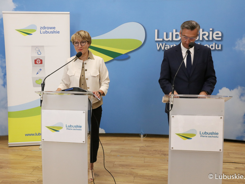 Marszałek Województwa Lubuskiego Elżbieta Anna Polak oraz Poseł RP Waldemar Sługocki na konferencji prasowej dot. opinii lubuskiego samorządu ws. planowanej reformy ochrony zdrowia