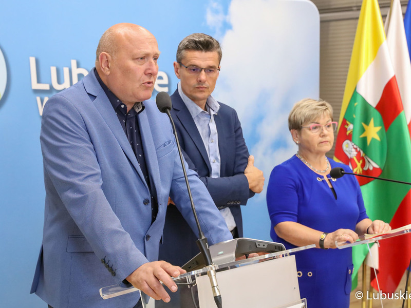 Przewodniczący Sejmiku Województwa Lubuskiego Wacław Maciuszonek (przy mikrofonie) oraz rani wojewódzcy Anna Chinalska i Sebastian Ciemnoczołowski podczas konferencji prasowej dot. opinii lubuskiego samorządu ws. planowanej reformy ochrony zdrowia