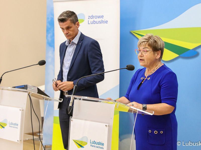 Radna Województwa Lubuskiego, przewodnicząca Komisji Zdrowia, Rodziny i Spraw Społecznych Anna Chinalska (przy mikrofonie) oraz radny wojewódzki Sebastian Ciemnoczołowski podczas konferencji prasowej dot. opinii lubuskiego samorządu ws. planowanej reformy ochrony zdrowia
