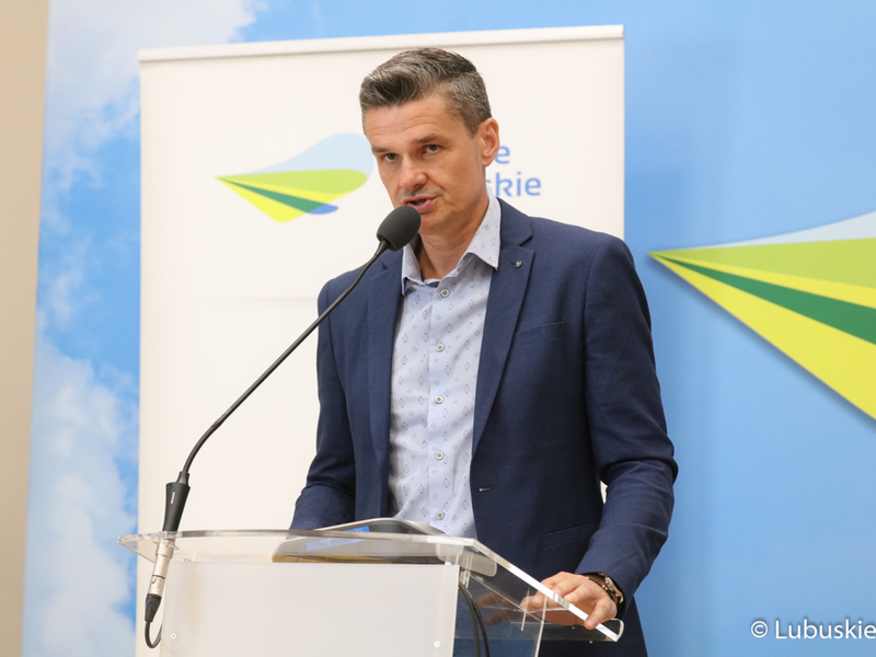 Radny wojewódzki Sebastian Ciemnoczołowski przemawia podczas konferencji prasowej dot. opinii lubuskiego samorządu ws. planowanej reformy ochrony zdrowia