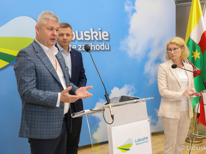Prezes Szpitala Uniwersyteckiego w Zielonej Górze Marek Działoszyński (przy mikrofonie) wiceprezes Wielospecjalistycznego Szpitala Wojewódzkiego w Gorzowie Wlkp. Robert Surowiec oraz dyrektor Samodzielnego Publicznego Szpitala dla Nerwowo i Psychicznie Chorych w Międzyrzeczu  Ewa Lewicka-Michalewska podczas konferencji prasowej dot. opinii lubuskiego samorządu ws. planowanej reformy ochrony zdrowia