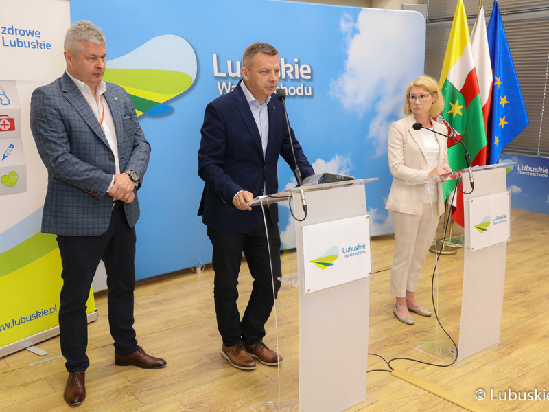 Prezes Szpitala Uniwersyteckiego w Zielonej Górze Marek Działoszyński (z lewej) wiceprezes Wielospecjalistycznego Szpitala Wojewódzkiego w Gorzowie Wlkp. Robert Surowiec oraz dyrektor Samodzielnego Publicznego Szpitala dla Nerwowo i Psychicznie Chorych w Międzyrzeczu  Ewa Lewicka-Michalewska podczas konferencji prasowej dot. opinii lubuskiego samorządu ws. planowanej reformy ochrony zdrowia