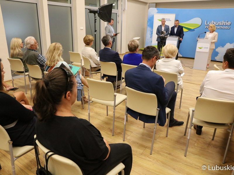 Uczestnicy konferencji prasowej na temat opinii lubuskiego samorządu ws. planowanej reformy ochrony zdrowia