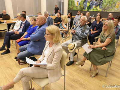 Uczestnicy konferencji prasowej dotyczącej przyszłości Wojewódzkiego Ośrodka Medycyny Pracy w Zielonej Górze
