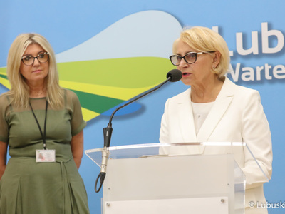 Dyrektorka WOMP w Zielonej Górze Bożenna Telec (przy mikrofonie) oraz przewodnicząca Rady Społecznej WOMP Ewa Jaske podczas konferencji prasowej dotyczącej przyszłości Wojewódzkiego Ośrodka Medycyny Pracy w Zielonej Górze.
